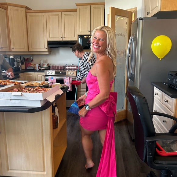 Fun party dress, bow is easily detachable - Picture 6 of 7